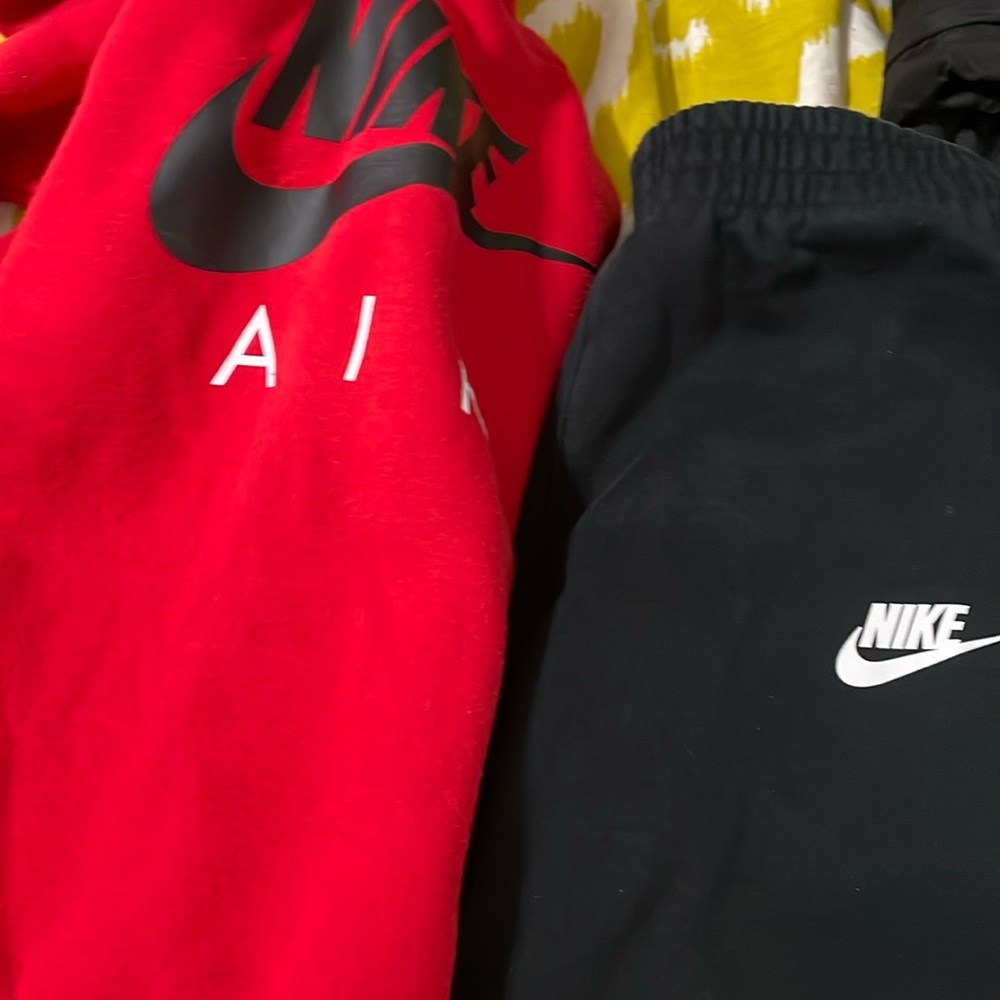 Boys Nike air set - the hoodie is size 6 and the pants are size 7